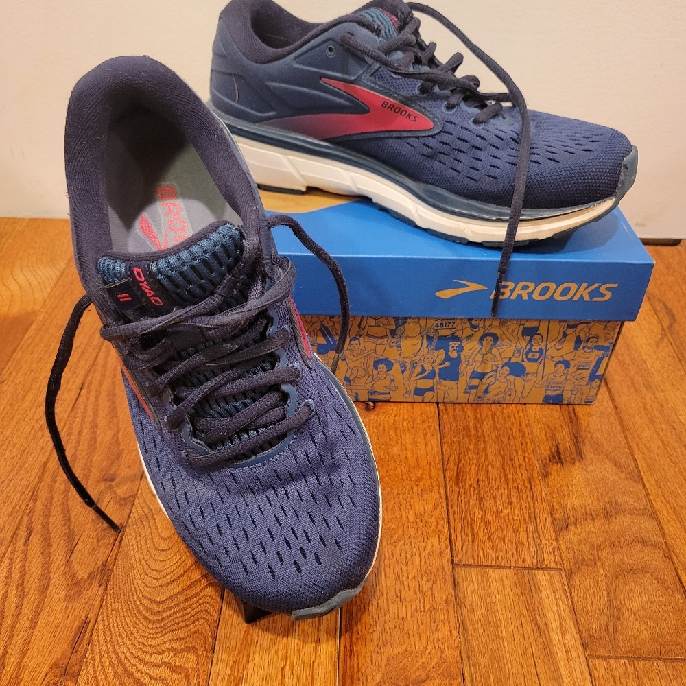Brooks Dyad 11 - Women's Road Running Shoes/Sneakers - Size 7.5 B(M) - GUC w/box